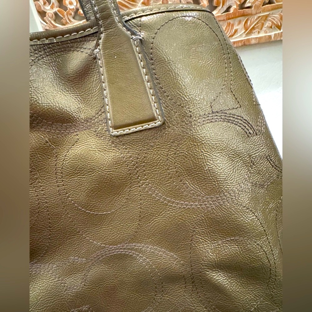 Coach Signature Stitch Patent Leather, Olive Green, 3 Section KISS Lock Purse - Picture 4 of 16